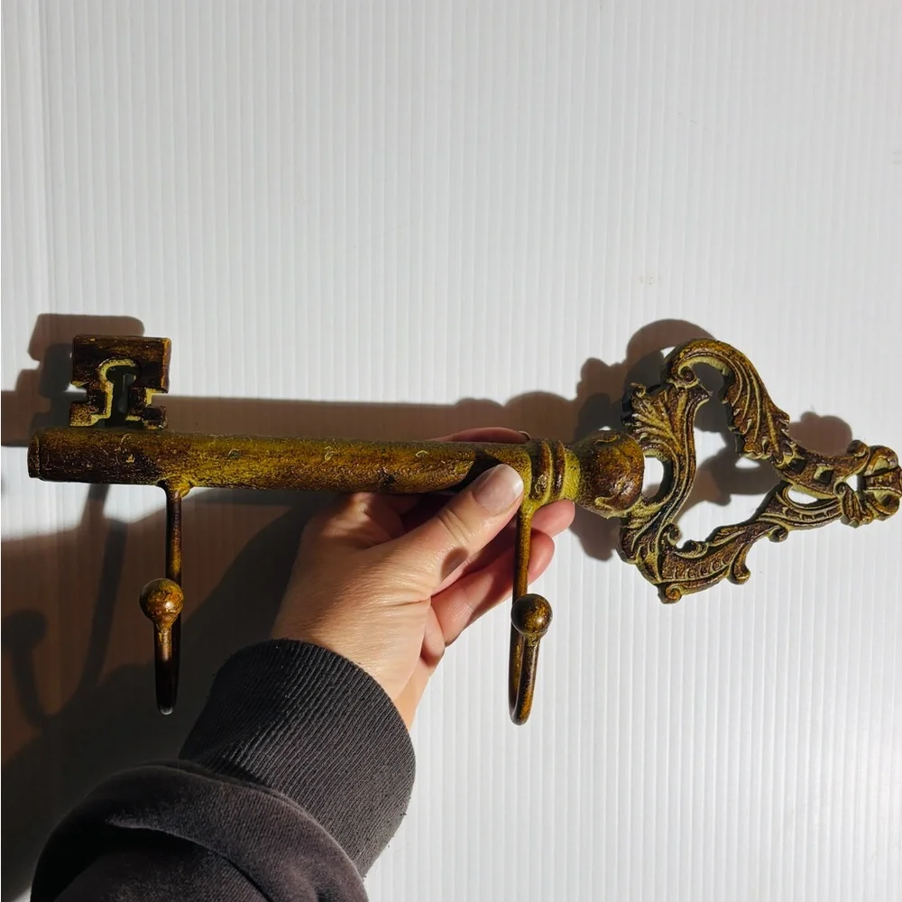 Vintage skeleton key cast iron wall holder